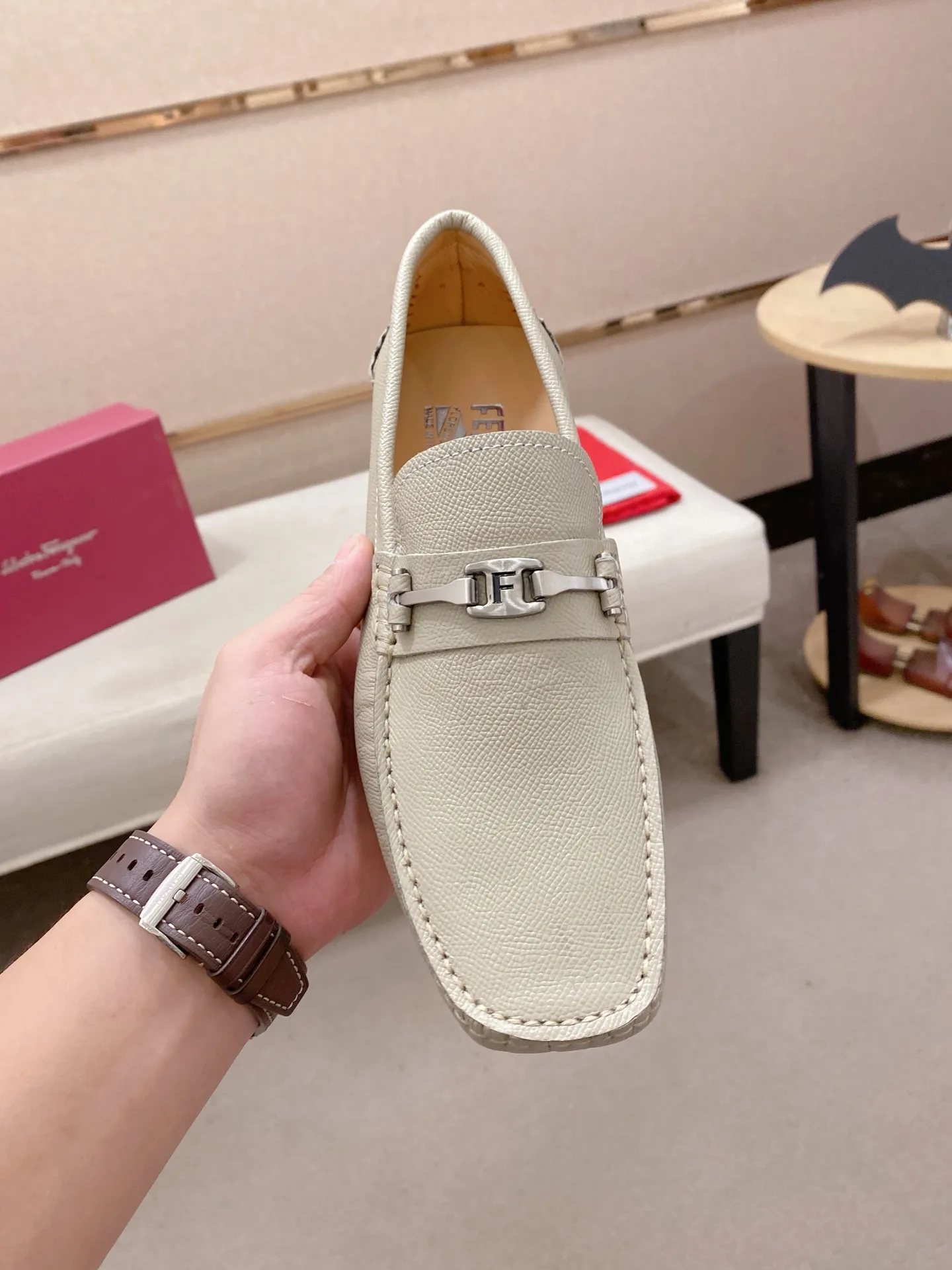 Factory price: 540💰High-end quality! Ferragamo🆕🆕Exclusive hot-selling products in stock🔥🔥New products on the shelves, high-quality Ferragamo men's pea shoes, high-end casual driving shoes, with complete packaging! 💪 💪 Material: imported first-layer cowhide 🐂 + imported high-quality water-dyed cowhide lining + wear-resistant outsole 👍🏻👍🏻 Features: high-end and comfortable, purely handmade 🚀 🚀 Create the perfect shoe that suits you best 🔥 🔥 Size: (38-44) 45 standard size can be customized!
